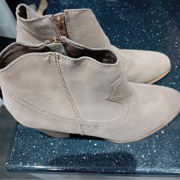 Chic Tan Ankle Booties - Picture 3 of 3